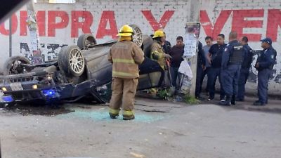 Choque y vuelco en Chimalhuacán: automóvil impacta autobús y termina volcado