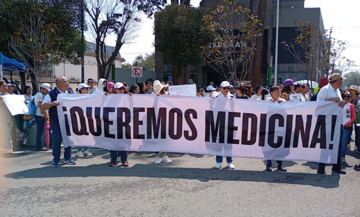 Cientos de personas protestan en Toluca por desabasto de medicamentos y condiciones laborales