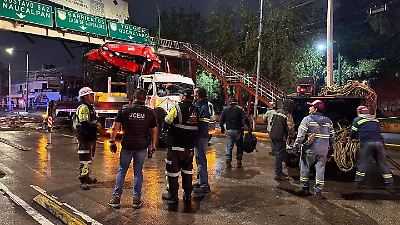Circulación en Tultitlán reabre tras más de 15 horas de trabajos para retirar puente peatonal dañado por tráiler