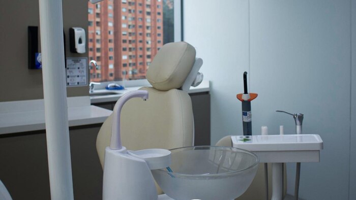 Clínica de turismo médico en El Poblado, Medellín, enfrenta denuncia penal por supuesta estafa a socios británicos