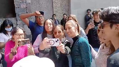 Claudia Sheinbaum sorprende caminando por el Centro Histórico rumbo a reunión con universidades