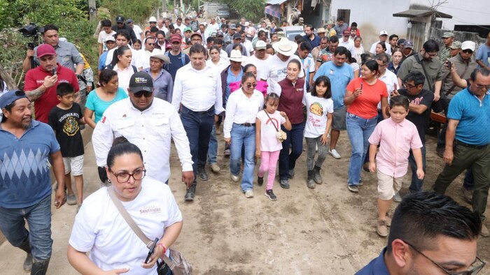 Claudia Sheinbaum y Alejandro Armenta supervisan labores de limpieza en Pantepec tras inundaciones