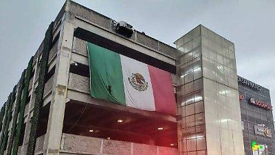 Coche a punto de caer desde el último piso de un estacionamiento en Naucalpan tras accidente con alcohol