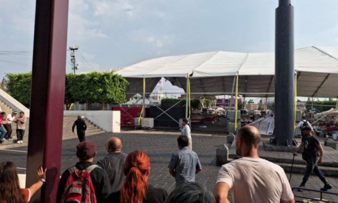 Colapsa estructura en feria del libro en Nezahualcóyotl