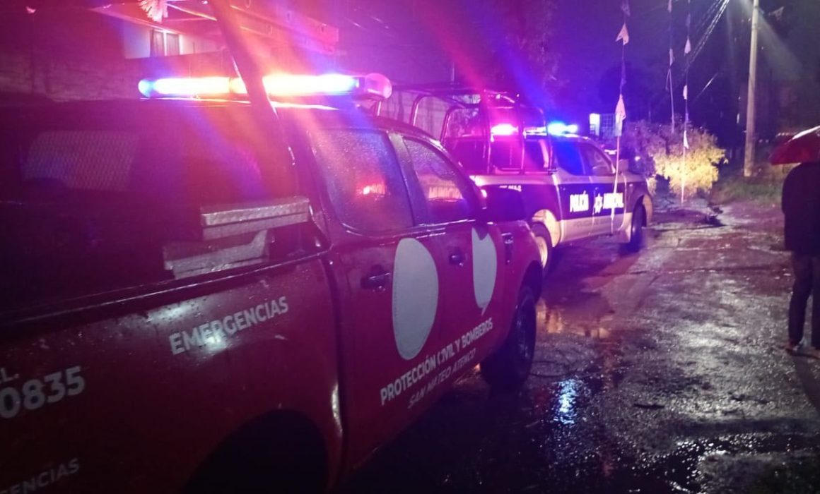 Colapso de árbol deja sin luz e internet a vecinos de San Mateo Atenco a pesar de las advertencias previas