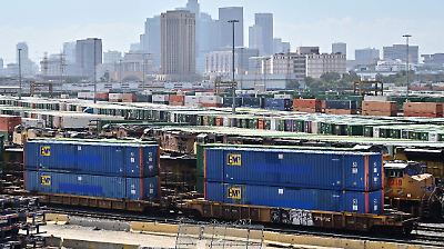 Colapso en envíos postales a EU por nuevos aranceles: 88 operadores suspenden servicios