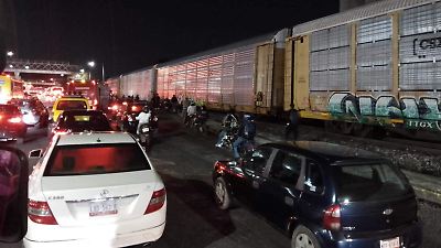 Colapso vial en La Maquinita por tren detenido causa caos en Toluca