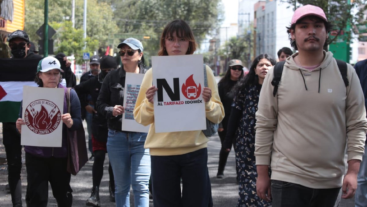 Colectivos protestan en Toluca contra aumento en tarifas de transporte y exigen mejor servicio