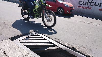 Colector pluvial en mal estado pone en riesgo a automovilistas en la México Pachuca