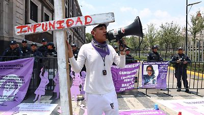 Colocan cruz de ‘Impunidad’ frente a Palacio de Gobierno