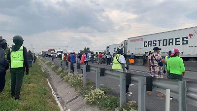 Comerciantes bloquean el Circuito Exterior Mexiquense para exigir permisos de venta