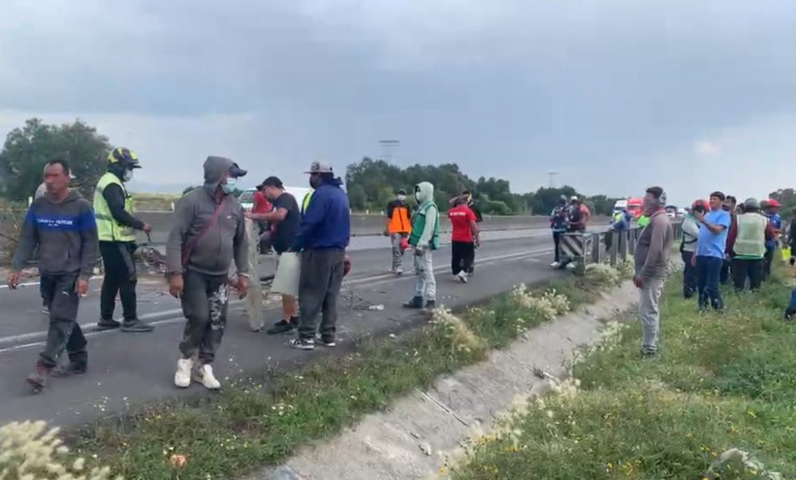 Comerciantes bloquean el Circuito Exterior Mexiquense en Jaltenco para exigir reabrir venta en caseta de Tultepec