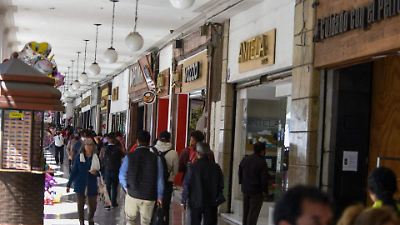 Comerciantes establecidos señalan a la burocracia como causa de negocios sin licencia