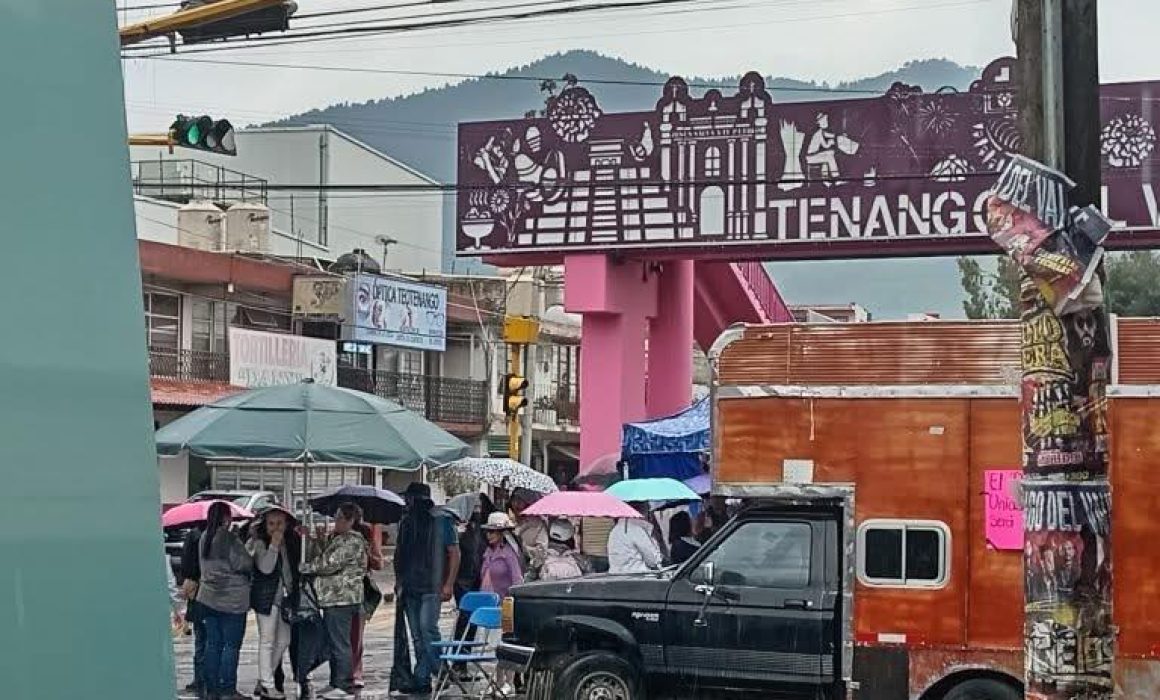 Comerciantes y vecinos bloquean calles en Tenango del Valle por obras del ayuntamiento