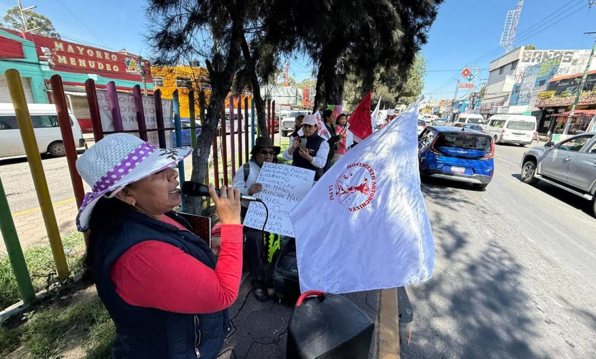Comunidades de Los Reyes La Paz protestan por la falta de atención a demandas sociales