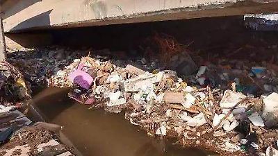 Conagua y brigadistas enfrentan inundaciones en Chalco por lluvias y basura acumulada
