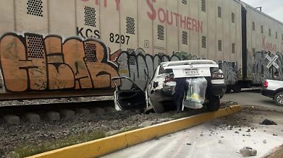 Conductor de auto en Cuautitlán Izcalli sobrevive tras chocar contra un tren en intento de ganarle el paso