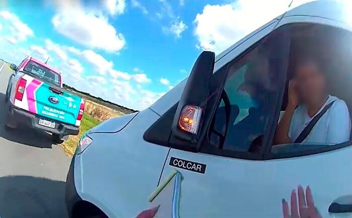 Conductor en General Madariaga conduce con bebé en brazos y agreda a agentes de seguridad vial durante operativo