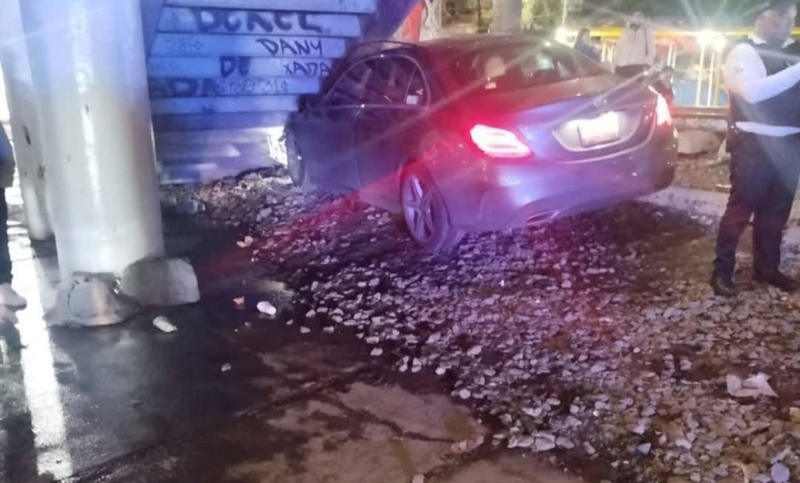 Conductor en estado de ebriedad atropella a dos personas y se impacta contra puente peatonal en Ecatepec