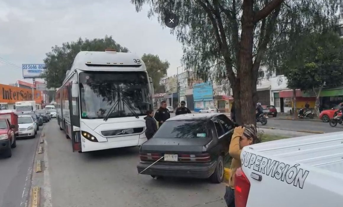 Conductor invade carril del Mexibús en Ecatepec y termina impactado contra un árbol