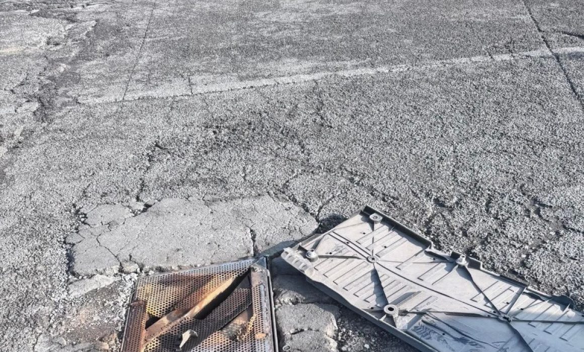 Conductor queda varado por coladera mal colocada en Plaza Las Américas de Ecatepec