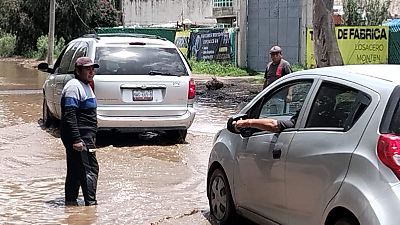 Conductores en Cuautitlán pagan a un hombre para evitar hundimientos y baches en la avenida 16 de Septiembre