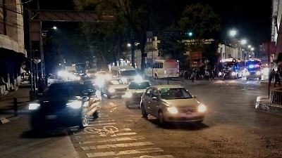 Conductores en Toluca denuncian riesgos por luces destellantes y falta de sanciones