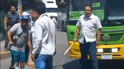 Conflicto vial en Paseo Tollocan: conductor de transporte público amenaza a automovilista con un bat