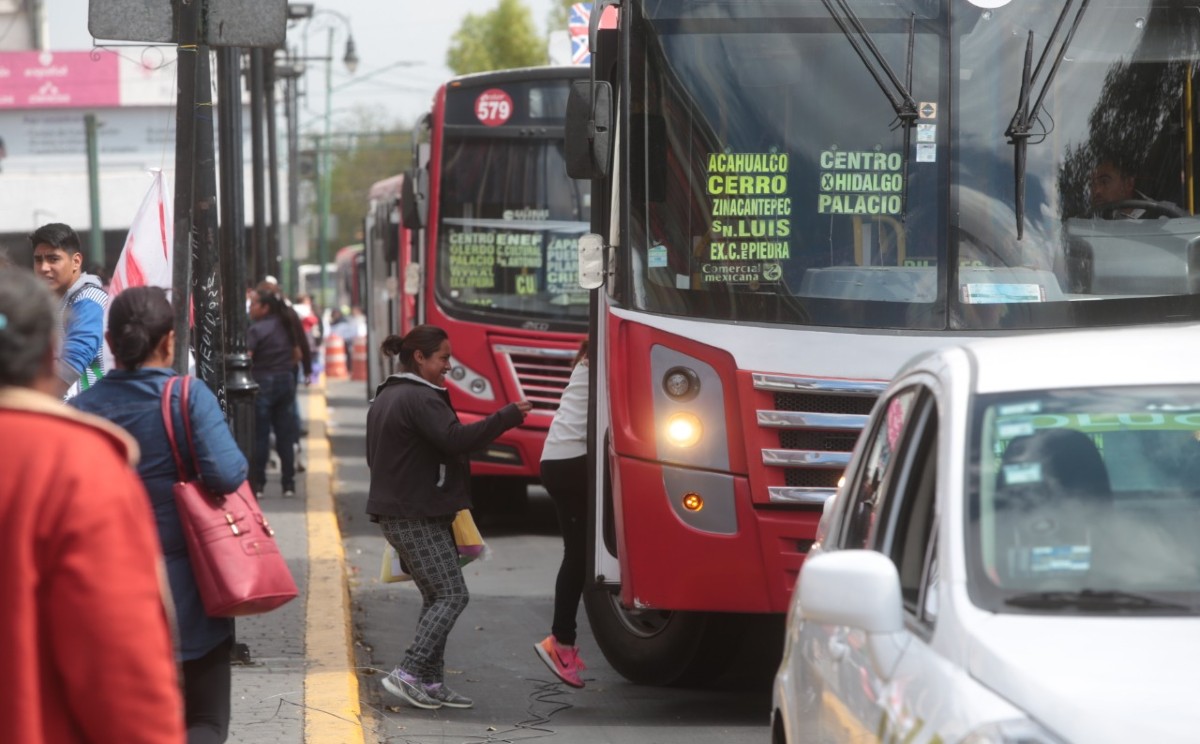 Confrontan a conductor de transporte público en Toluca por exceso de velocidad y malas prácticas