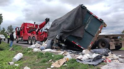 Contenedor de basura cae sobre auto en Tecámac y deja un lesionado
