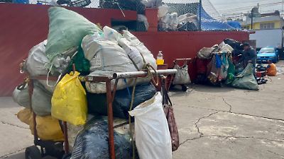 Contenedores mejoran la limpieza en el Mercado Juárez de Toluca, pero el estado del estacionamiento genera preocupación