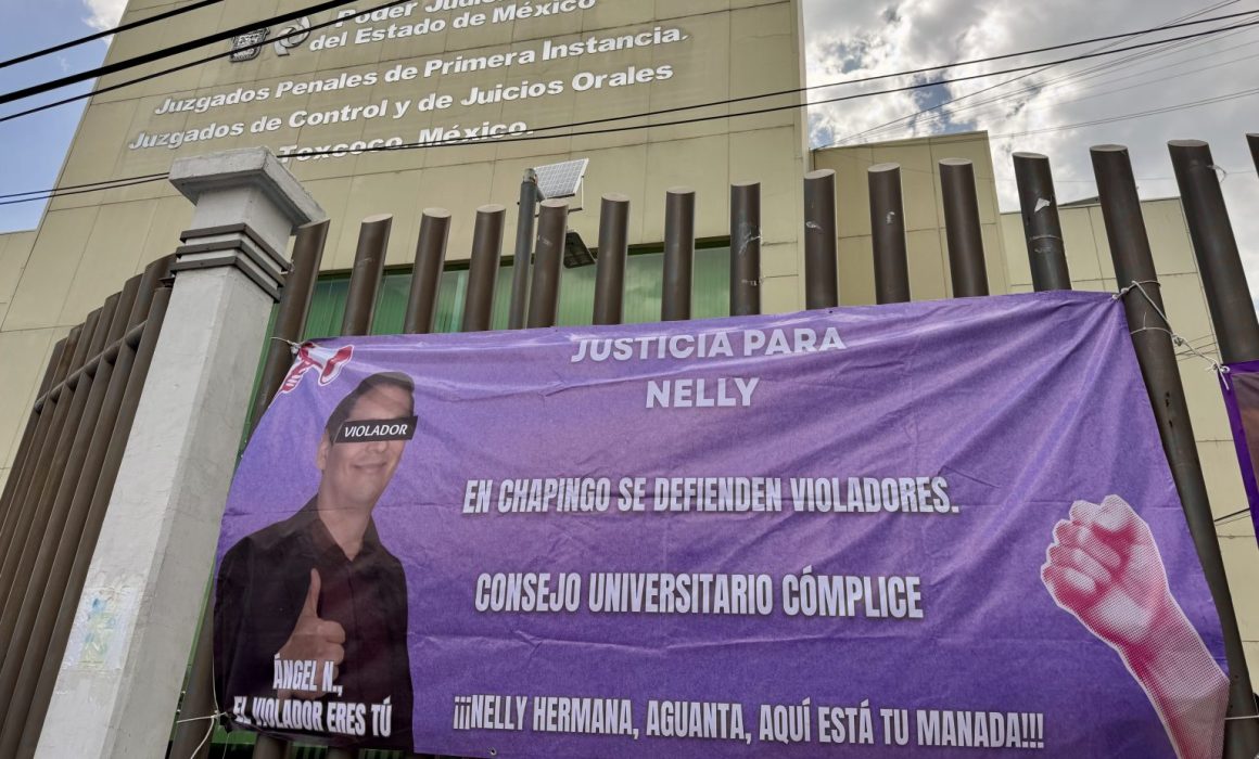 Controversia y hostigamiento marcan audiencia en juicio contra rector de la UACh en Texcoco