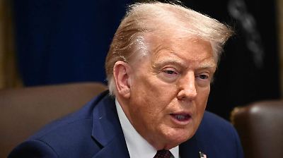 Corte de EU declara ilegales la mayoría de los aranceles de Trump; el presidente asegura que siguen en vigor