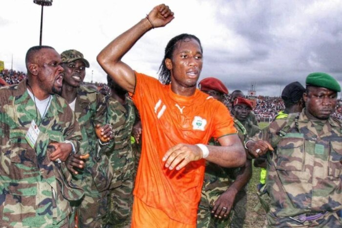 Costa de Marfil usa el fútbol para frenar la guerra civil en 2006