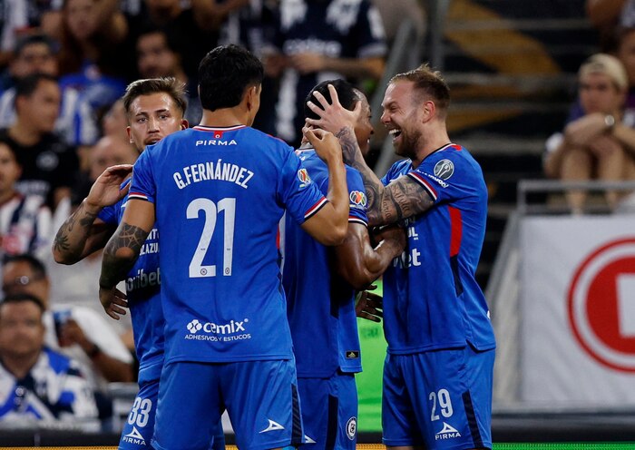 Cruz Azul se posiciona en la cima tras derrota de Chivas en la Liga MX