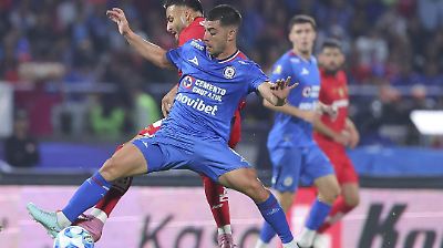 Cruz Azul supera a Toluca en un disputado encuentro tras retraso por lluvia