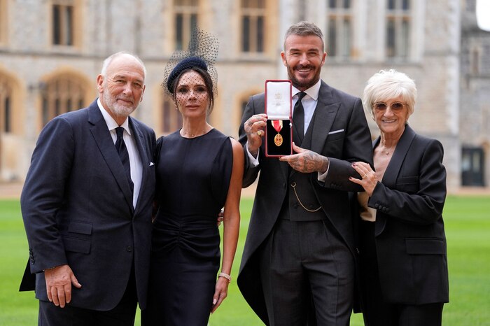David Beckham recibe el título de caballero en ceremonia con el rey Carlos III en Windsor