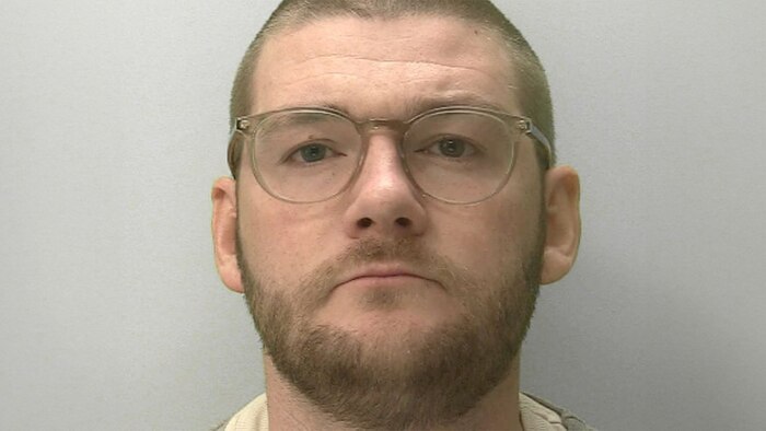 De engañar con blanqueamientos gratuitos a cometer delitos sexuales: el proceso judicial contra un dueño de salón en Reino Unido