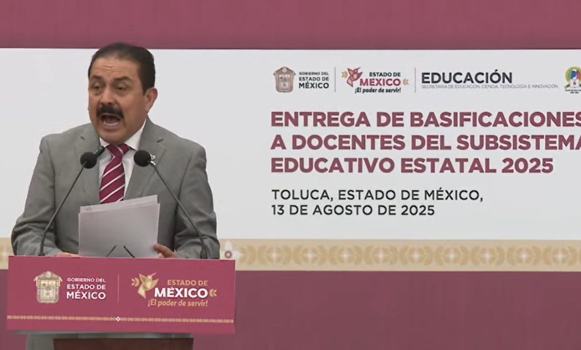 Delfina Gómez entrega 1,200 basificaciones a docentes mexiquenses para fortalecer la educación