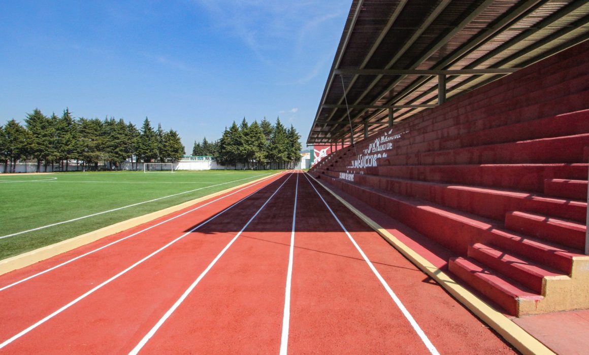 Delfina Gómez entrega pista de atletismo en Ocoyoacac y cumple compromiso con deportistas del Estado de México