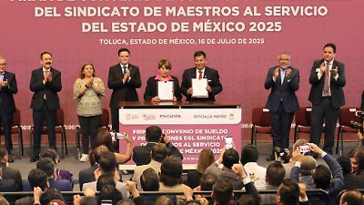 Delfina Gómez firma convenio con el SMSEM para sueldos y prestaciones 2025 y entrega 110 pantallas interactivas