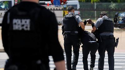 Demócratas condenan el arresto de bomberos migrantes durante lucha contra incendio en Washington