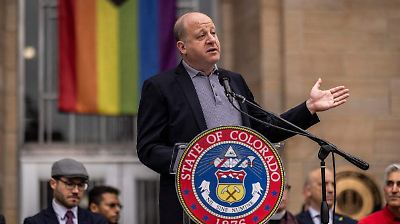 Demandan al gobernador de Colorado por presunto incumplimiento de leyes migratorias