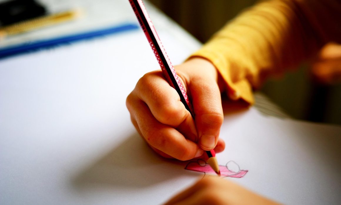 Denuncian en Toluca cobros ilegales en escuelas primarias y discriminación por impago