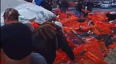 Denuncian rapiña tras volcadura de tráiler en Almoloya de Juárez