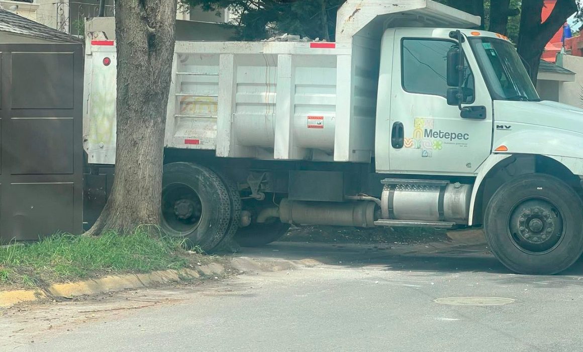 Denuncian uso irregular de vehículos oficiales y prácticas controvertidas en Metepec