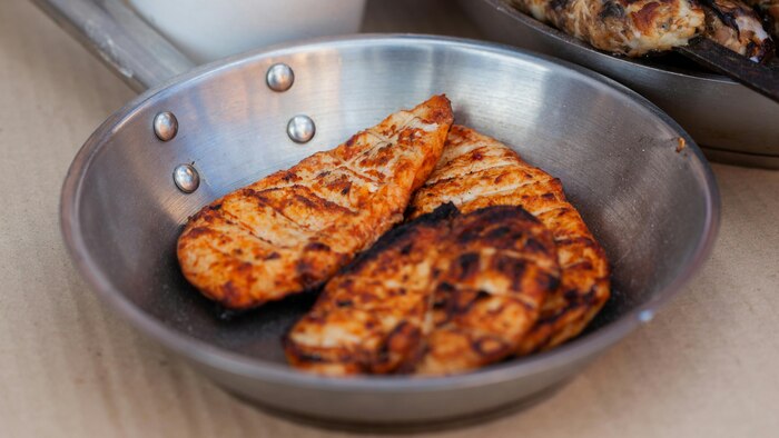 Dermatólogo advierte que consumir pollo en exceso puede acelerar el envejecimiento y aumentar riesgo de cáncer