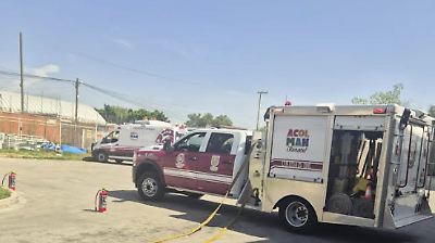 Derrame de combustible al drenaje, obliga a suspender labores en una tienda de conveniencia