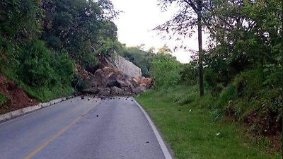 Derrumbe en carretera Ixtapan de la Sal-Coatepec Harinas deja cinco heridos y cierre vial