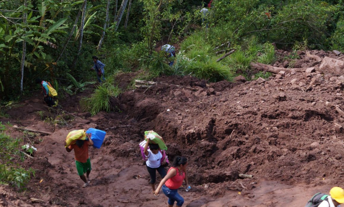Derrumbe en la carretera Toluca-Altamirano bloquea el paso y afecta a cientos de conductores